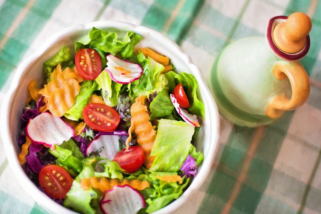 semangkuk salad sebagai menu sarapan sehat