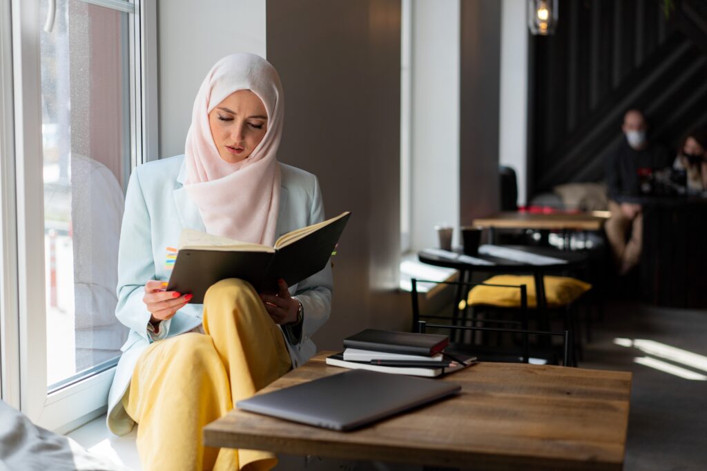 2-kombinasi-warna-tips-warna-baju-yang-cocok-untuk-kulit-sawo-matang-uang-thr-baju-hitam-cocok-dengan-hijab-warna-apa