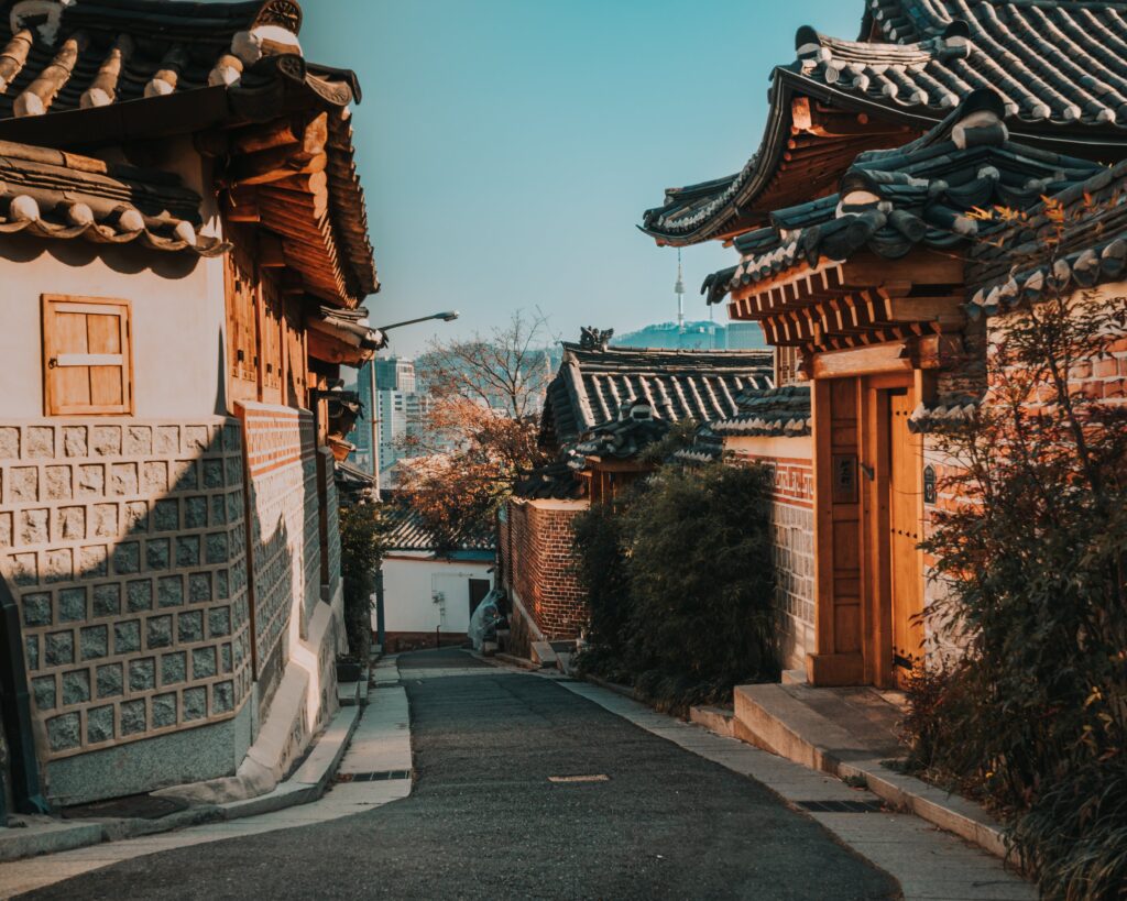 bukchon-hanok-village-korea-cara-jalan-jalan-ke-korea-murah-getplus-aplikasi-cashback-reward