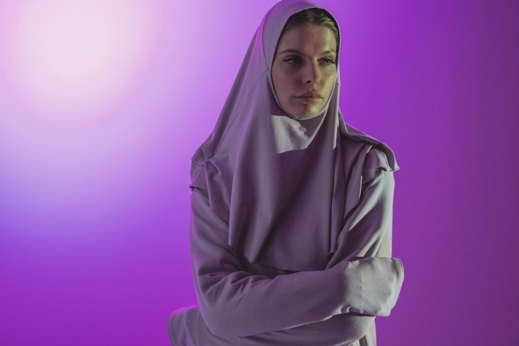 Wanita menggunakan hijab berwarna ungu pastel tampil lebih feminim